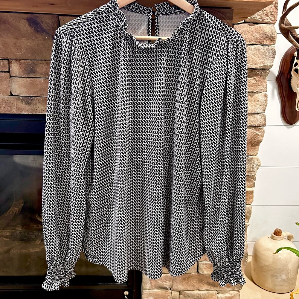 ✨Long-sleeve blouse w/ black/white geometric print and a ruffled mock neck Large